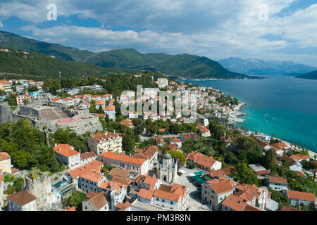 Vue aérienne de la ville de Herceg Novi, marina et Forte Mare vénitienne, la baie de la mer Adriatique Banque D'Images