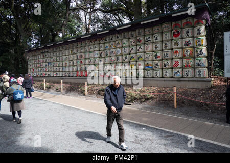 Monument fait de bien près de barils ou Meiji Jingu Shrine Jingo Meiji à Tokyo, Japon, Asie. Les gens et les touristes pendant la visite ; Banque D'Images