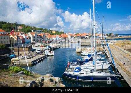 GUDHJEM, DANEMARK - août 21, 2018 : Avis de bateaux de pêche et yachts amarrés dans le port Banque D'Images