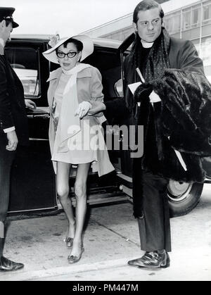 Judy Garland à l'âge de 46 ans, arrive à l'aéroport de Londres avec mari Rev. Mickey Deans, Mai 22,1969. Référence # 1017 002THA © CCR /Le Hollywood Archive - Tous droits réservés. Banque D'Images