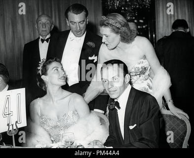 Frank Sinatra avec sa femme Ava Gardner et Lord et Lady Mancroft, juin1953. Référence # 1018 018THA © CCR /Le Hollywood Archive - Tous droits réservés. Banque D'Images