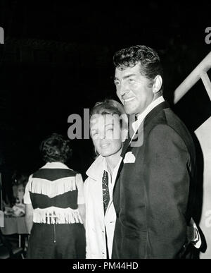 Dean Martin et sa femme Jeanne Martin, vers 1962. Référence # 1023 015THA © CCR /Le Hollywood Archive - Tous droits réservés. Banque D'Images