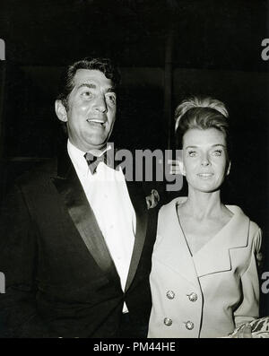 Dean Martin et sa femme Jeanne Martin, vers 1964. Référence # 1023 016THA © CCR /Le Hollywood Archive - Tous droits réservés. Banque D'Images