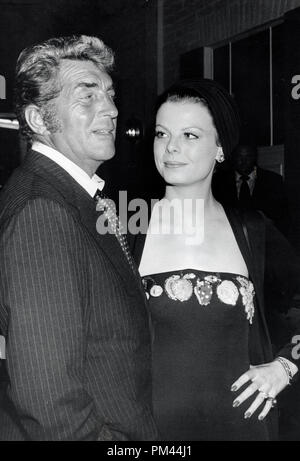 Dean Martin avec son épouse Jeanne Martin, vers 1976. Référence # 1023 020THA © CCR /Le Hollywood Archive - Tous droits réservés. Banque D'Images