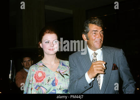 Dean Martin et sa femme Jeanne, vers 1971. Référence # 1023 022THA © CCR /Le Hollywood Archive - Tous droits réservés. Banque D'Images