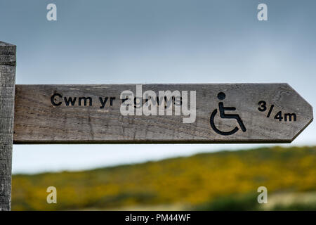 Mobilité sentier waymarker signpost (près de Pwllgwaelod beach) Association à mcg-an-Eglwys, près de Dinas Cross, Fishguard, Pemrbrokeshire Banque D'Images