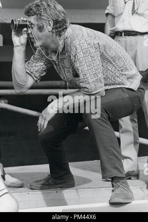 Steve McQueen lors du tournage de 'Le Mans',1969. Référence # 1028 Fichier 016THA Banque D'Images