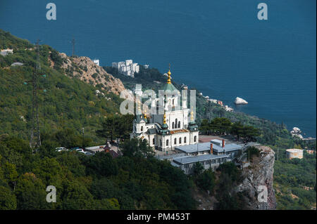 Vue supérieure de la église de la résurrection du Christ sur Red Cliff et township Foros sur la côte de la mer Noire, la Crimée, la Russie Banque D'Images
