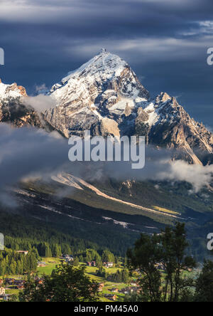 Monte Antelao (3263m) au-dessus de San Vito di Cadore (près de Cortina d'Ampezzo), est la deuxième plus haute montagne d'Dolomiti, également connu comme le roi des Banque D'Images