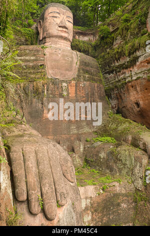 Grand Bouddha de Leshan est une statue de pierre de 71 mètres de hauteur. C'est toujours présente dans la ville patrimoine la riche histoire. La splendeur de merveilles antiques. Banque D'Images