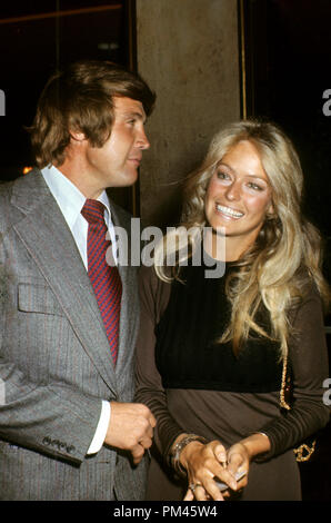 Farrah Fawcett et Lee Majors, vers 1972. Référence du fichier # 1044 004THA © CCR /Le Hollywood Archive - Tous droits réservés. Banque D'Images