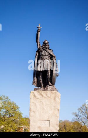 Le Roi Alfred le Grand statue à Winchester, le capital anglo-saxon du Wessex, par Hamo 1970 Ford Econoline érigée en 1901, Hampshire, Angleterre, Royaume-Uni. Banque D'Images