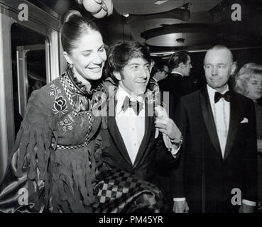 Dustin Hoffman et sa femme, Anne, une première mondiale d'un 'Little Big Man' à Londres, avril 23,1971. Référence # 1048 008THA © CCR /Le Hollywood Archive - Tous droits réservés. Banque D'Images