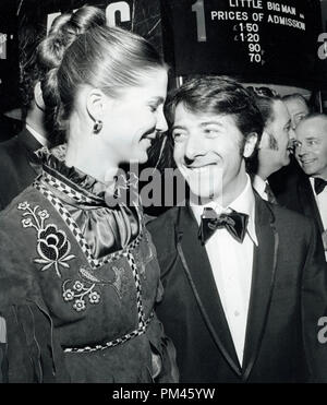 Dustin Hoffman et sa femme, Anne, une première mondiale d'un 'Little Big Man' à Londres, avril 23,1971. Référence # 1048 009THA © CCR /Le Hollywood Archive - Tous droits réservés. Banque D'Images