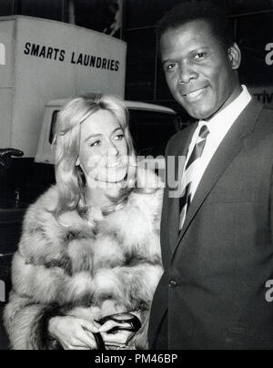 Sidney Poitier et Suzy Kendall, vers 1967. Référence # 1062 001THA © CCR /Le Hollywood Archive - Tous droits réservés. Banque D'Images