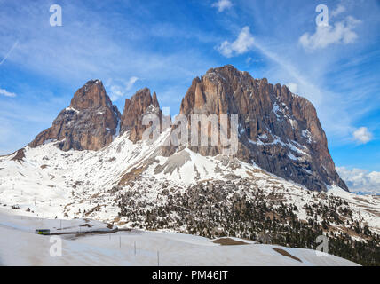 Le Groupe Langkofel de la Sella pass à la fin du printemps 24, Dolomites, Italie. Banque D'Images