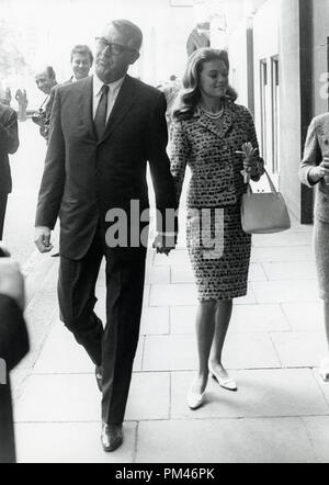 Cary Grant et épouse Dyan Cannon, Août 3,1966. Référence # 1084 Fichier 007THA © CCR /Le Hollywood Archive - Tous droits réservés. Banque D'Images