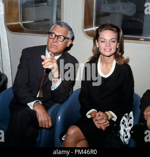 Cary Grant avec son épouse Dyan Cannon,1966. Référence # 1084 Fichier 011THA © CCR /Le Hollywood Archive - Tous droits réservés. Banque D'Images