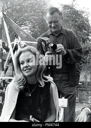 Hayley Mills en attente de son père, John Mills, pour commencer le tournage des films maison, 1967. Référence de fichier #  1100 002THA © CCR /Le Hollywood Archive - Tous droits réservés Banque D'Images