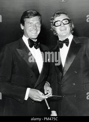 Roger Moore et Michael Caine pour assister à une prestation de charité première du film 'Sleuth' le 3 mai 1973. Référence de fichier #  1102 006THA Banque D'Images