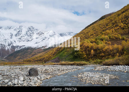 Zemo Svaneti automne. Rivière Enguri et Shhara mountain, Géorgie. Paysage avec de grands Caucasian ridge Banque D'Images