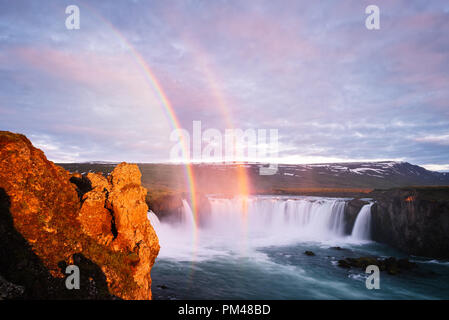 Cascade Godafoss. Célèbre Attraction touristique. Paysage d'été avec un arc-en-ciel Banque D'Images