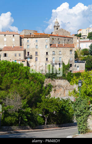 La ville de Sartène en été, paysage vertical, Corse du Sud, France Banque D'Images