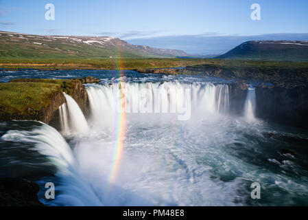 Cascade Godafoss. Célèbre Attraction touristique. Paysage d'été avec un arc-en-ciel. Belle Islande Banque D'Images