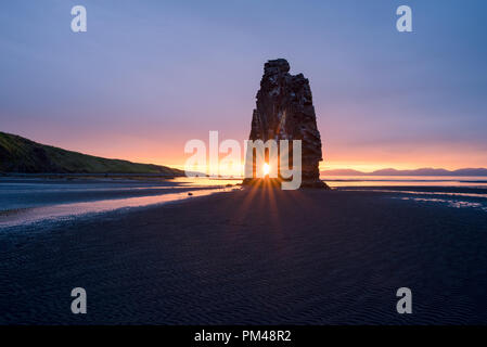 Hvitserkur - bloc de basalte sur la rive de l'océan, de la péninsule de Vatnsnes, Islande. Attraction touristique. Rayons du Soleil Levant Banque D'Images
