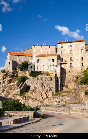 Maisons en pierre sur le rocher. Vieille ville corse paysage, Sartène, Corse du Sud, France. Street view vertical Banque D'Images