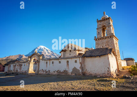 Eglise du village de Tomarapi près de volcan Sajama en Bolivie, Amérique du Sud Banque D'Images