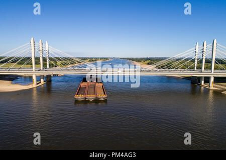 Vue aérienne du navire passant sous un pont sur le Rhin, dans une région des Pays-Bas Banque D'Images