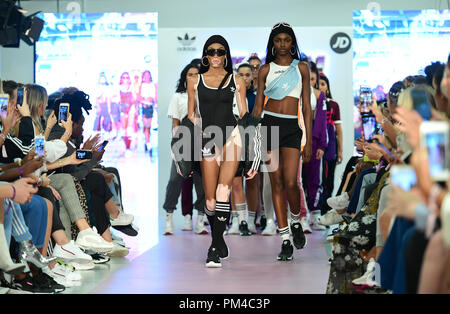 Modèles sur le podium lors de la Baldwin Hailey x Falcon London Fashion Week SS19 show qui a eu lieu au Victoria House, Londres. Photo date : lundi 17 septembre, 2018. Voir l'histoire de mode de consommation PA. Crédit photo doit se lire : Ian West/PA Wire Banque D'Images