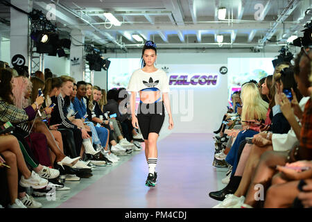 Modèles sur le podium lors de la Baldwin Hailey x Falcon London Fashion Week SS19 show qui a eu lieu au Victoria House, Londres. Photo date : lundi 17 septembre, 2018. Voir l'histoire de mode de consommation PA. Crédit photo doit se lire : Ian West/PA Wire Banque D'Images