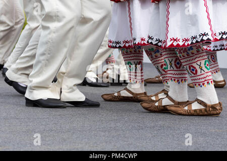 Les pieds des danseurs bulgare en vêtements traditionnels et de danse chaussures de danse folklorique bulgare pendant la Bulgarie Festival à Fukuoka, Fukuoka, Japon 2018 Banque D'Images