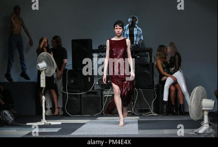 Modèles sur le podium lors de la London Fashion Week Ashish Septembre 2018 show à BFC Espace dans Londres. PRESS ASSOCIATION. Photo Date : Dimanche 16 Septembre, 2018. Crédit photo doit se lire : Isabel Infantes/PA Wire Banque D'Images