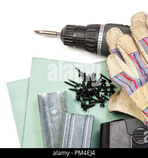 Outils de plâtre ensemble avec metal clous vis tournevis et gants de protection sur fond blanc Banque D'Images
