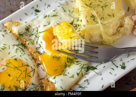 Oeufs frits à la fondue au fromage roumain appelé cas - vue rapprochée Banque D'Images