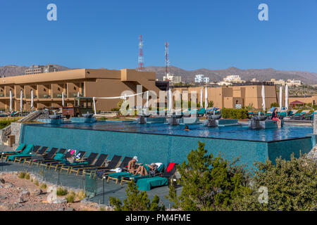 Al Jabal, Oman - 22 Jan 2018 - La piscine de l'hôtel Anantara Al Jabal en Oman dans un ciel bleu 24. Banque D'Images