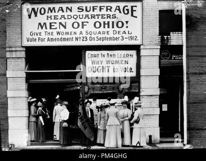 Femme dans la région de Euclid siège suffrage Avenue, Cleveland--A. (À l'extrême droite) est Miss Belle Sherwin, Président, National League of Women Voters ; B. est Juge Florence E. Allen (tenant le drapeau) ; C. est Mme Malcolm McBride, 1912. Référence de fichier #  1003 023THA Banque D'Images