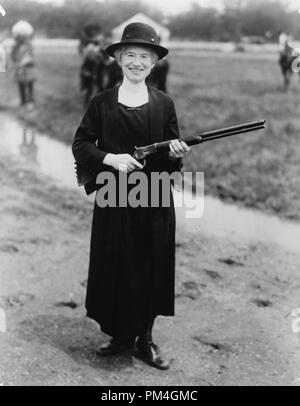Annie Oakley, avec Buffalo Bill lui a donné des armes à feu, 1922. Référence de fichier #  1003 060THA Banque D'Images
