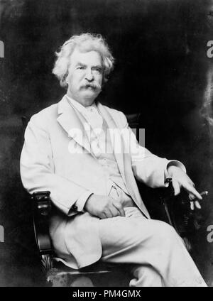 Mark Twain, longueur de trois quarts, assis, portrait en face légèrement à droite, avec un cigare dans la main, vers 1907. Référence de fichier #  1003 065THA Banque D'Images