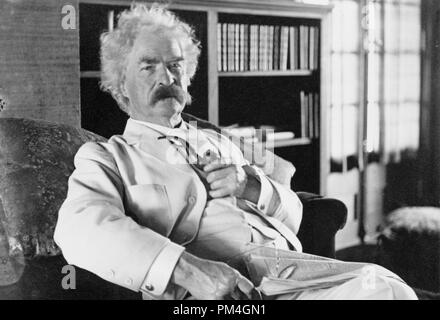 Mark Twain (Samuel L. Clemens), longueur de trois quarts, assis, portrait en face légèrement à droite, holding pipe, vers 1905. Référence de fichier #  1003 066THA Banque D'Images