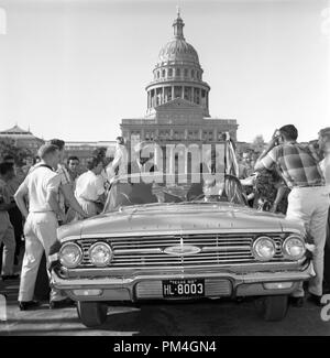 Le sénateur Lyndon B. Johnson et le sénateur John F. Kennedy article in convertible en les détachant de l'State Capitol building, de l'accueil des supporters des deux côtés. Austin, Texas, 13 septembre 1960. Photo de Frank Muto Référence #  1003 069THA Banque D'Images