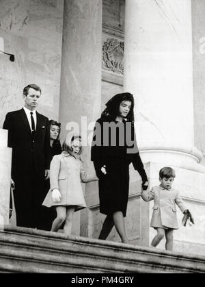 Jacqueline Bouvier Kennedy au Capitole avec ses enfants John et Caroline après avoir assisté à une cérémonie pour son défunt mari John F. Kennedy, le 24 novembre 1963. (Photo NARA) Référence du dossier #  1003 101THA Banque D'Images