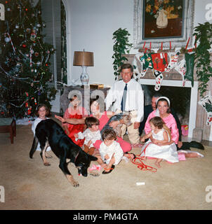 Le président John F. Kennedy et de la Première Dame Jacqueline Kennedy avec leur famille le jour de Noël à la Maison Blanche, Washington, D.C., Décembre 25, 1962. (L-R) : Caroline Kennedy, inconnu, John F. Kennedy Jr., Anthony, le Prince Radziwill Stanislas Radziwill, Lee Radziwell, et leur fille, Ann Christine Radziwill. (Photo gracieuseté de Bibliothèque JFK) Référence #  1003 108THA Banque D'Images