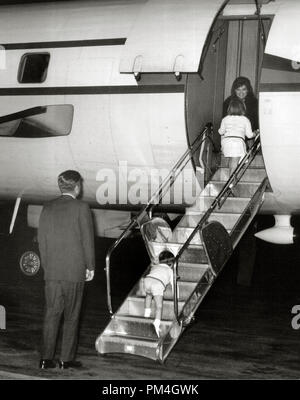 Le président Kennedy et ses enfants greet Première Dame Jacqueline Bouvier Kennedy dans un avion, le 17 octobre 1963. (Photo NARA) Référence du dossier #  1003 122THA Banque D'Images