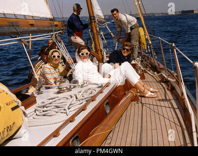 Le président John F. Kennedy, deuxième à droite, et la Première Dame Jacqueline Bouvier Kennedy assister à la première course de l'America's Cup le 9 septembre 1962 à Newport, Rhode Island. (Photo gracieuseté de Bibliothèque JFK) Référence #  1003 123THA Banque D'Images