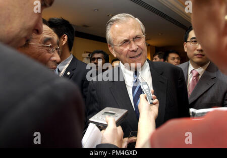Le secrétaire à la défense Donald H. Rumsfeld parle avec des membres de la presse à l'ouverture de la réception du 4e Institut International d'études stratégiques de l'Europe Conférence de sécurité : le dialogue Shangri-La à Singapour le 3 juin 2005. La Conférence sur la sécurité en Asie réunit les ministres de la défense et d'autres hauts fonctionnaires des nations du Pacifique afin de discuter de sujets tels que le terrorisme, la piraterie et les capacités de défense dans la région. DoD photo de Tech. Le Sgt. Cherie A. Thurlby, U.S. Air Force. (Numéro de référence de dossier) Parution 1003 133THA Banque D'Images