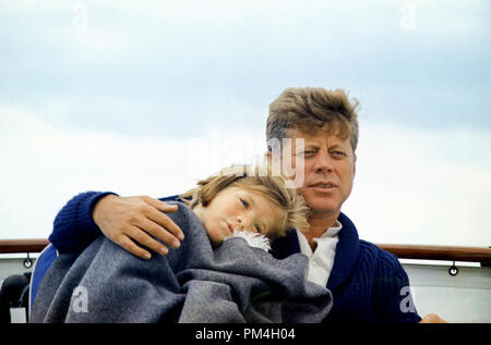 Week-end Hyannisport. Caroline Kennedy, le président John F. Kennedy. Hyannisport, MA, à bord de la 'Honey Fitz'. 25 août 1963 #  de référence du fichier 1003 158THA Banque D'Images